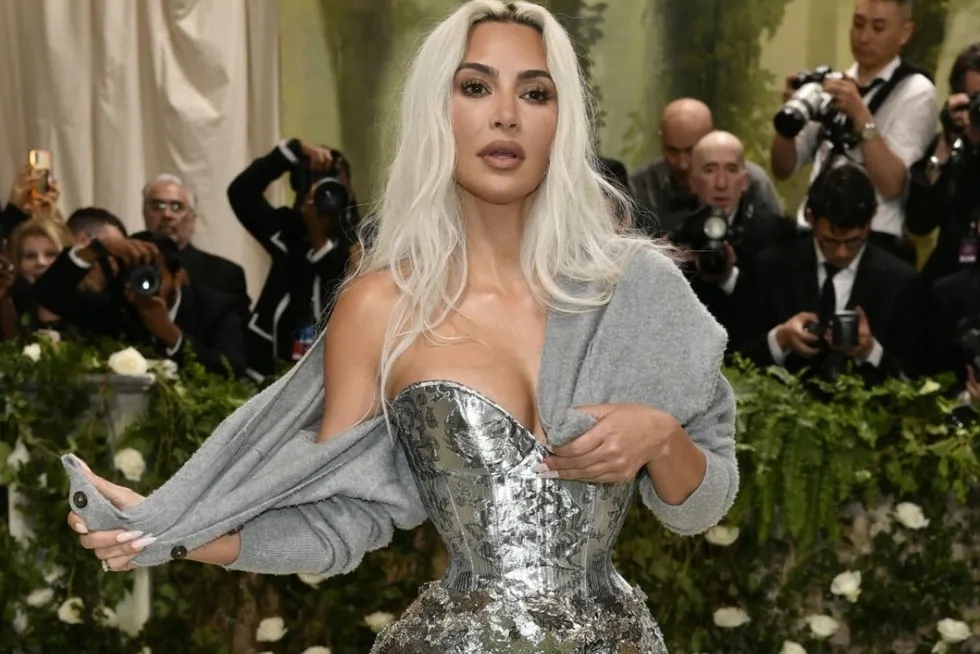 Kim Kardashian na Hollywoodzkich Nagrodach Piękności: Zaskakujący Styl i Momentów