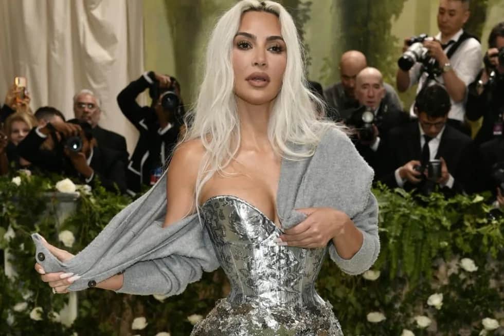 Kim Kardashian na Hollywoodzkich Nagrodach Piękności: Zaskakujący Styl i Momentów
