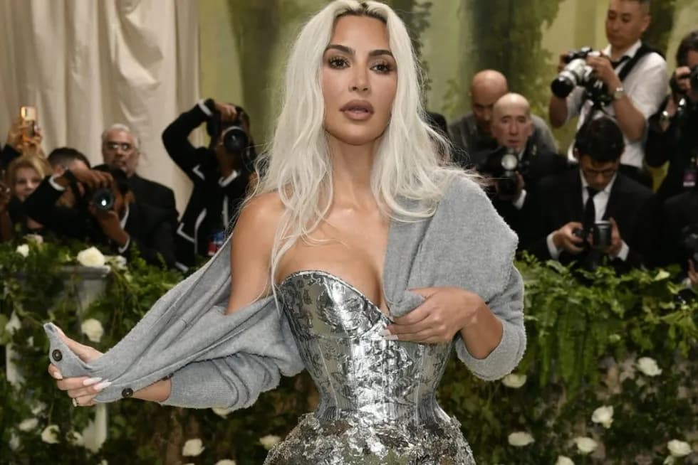 Kim Kardashian na Hollywoodzkich Nagrodach Piękności: Zaskakujący Styl i Momentów